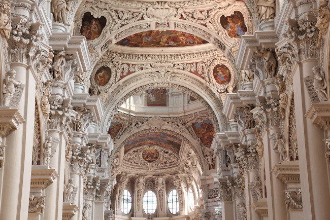 Обои картинки фото интерьер, убранство, роспись, храма, зорпись, скульптуры, зал, потолок, красота