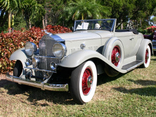 Картинка автомобили классика пальмы автомобиль клумба трава статуя