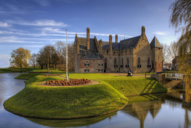 Обои картинки фото города, дворцы, замки, крепости, замок, вода, газон