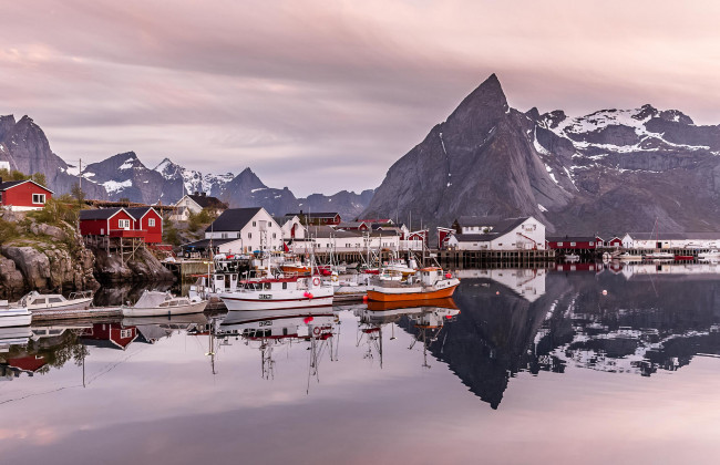 Обои картинки фото корабли, порты ,  причалы, mountain, home, парусники, sailboats, boats, dock, лодки, причал, дома, горы