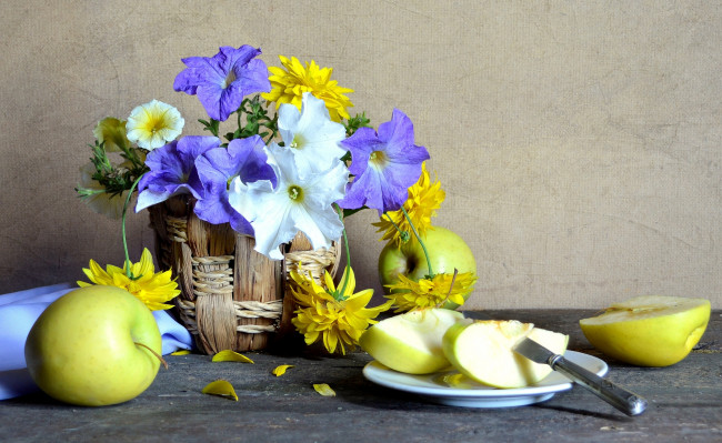 Обои картинки фото еда, Яблоки, корзинка, нож, яблоко, рудбекия, петуния, натюрморт