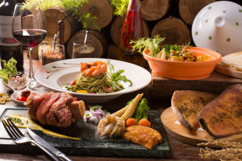 Картинка еда разное вино мясо овощи паста