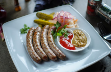 Картинка еда колбасные+изделия огурец соус кетчуп колбаски горчица