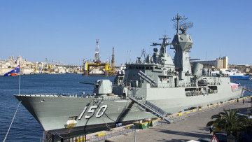 Картинка корабли крейсеры +линкоры +эсминцы набережная водоем