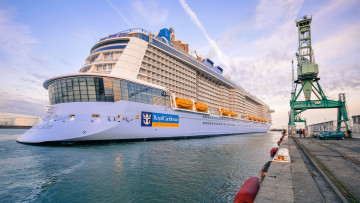 Картинка корабли лайнеры причал набережная водоем