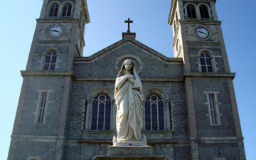 Картинка города -+католические+соборы +костелы +аббатства часы статуя крест