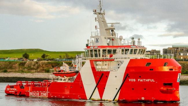 Обои картинки фото корабли, другое, растения, постройка, облака, водоем