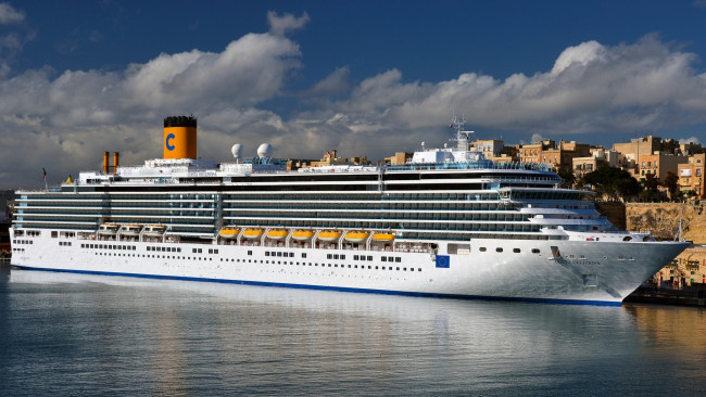 Обои картинки фото корабли, лайнеры, здания, облака, водоем