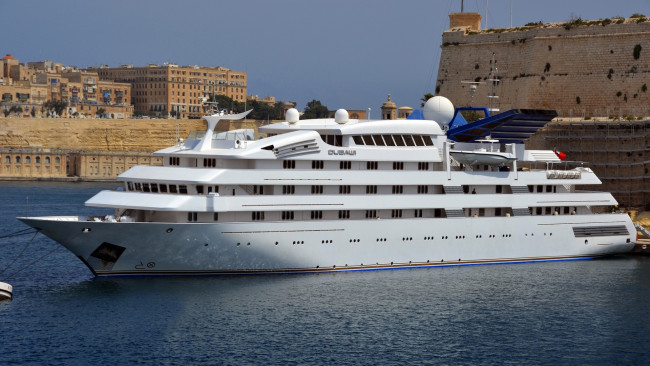 Обои картинки фото корабли, Яхты, водоем, здание, крепость