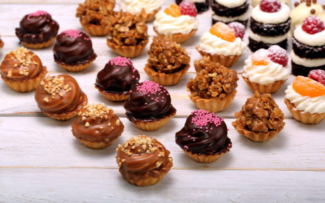 Обои картинки фото еда, пирожные,  кексы,  печенье, кексы, ассорти, много