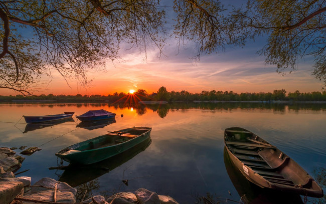 Обои картинки фото корабли, лодки,  шлюпки, озеро, водоём, берег, закат, лодка