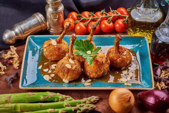 Обои картинки фото еда, мясные блюда, лук, мясо, помидоры, спаржа, томаты