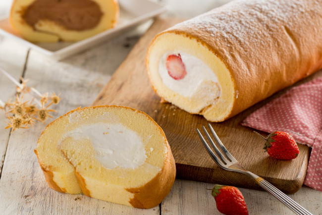 Обои картинки фото еда, пирожные,  кексы,  печенье, клубника, крем, десерт, бисквит, рулет