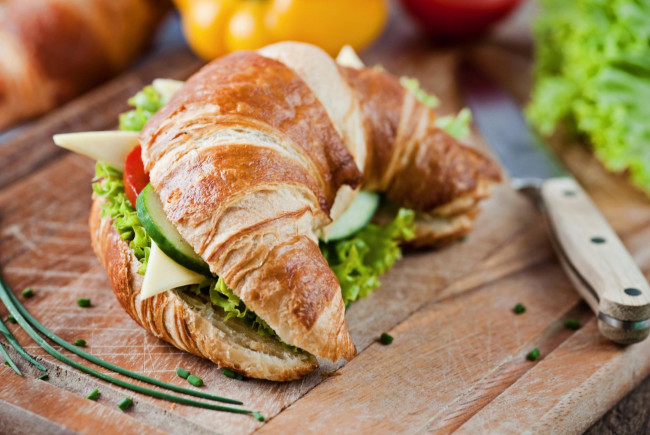 Обои картинки фото еда, бутерброды,  гамбургеры,  канапе, бутерброд, огурец, зелень, круассан