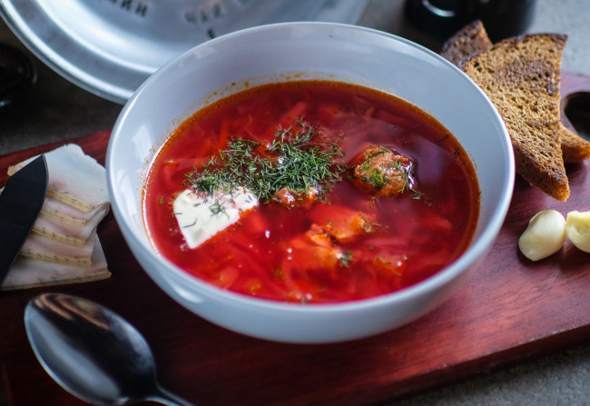 Обои картинки фото еда, первые блюда, хлеб, борщ, чеснок, сало