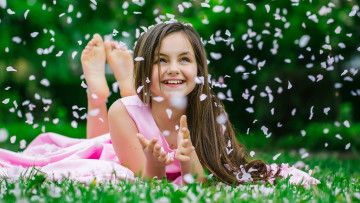 Картинка разное настроения девочка лепестки радость улыбка