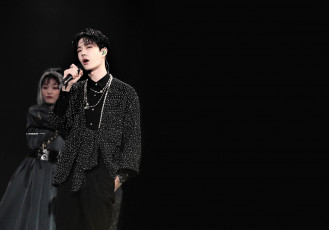 Картинка мужчины wang+yi+bo актер певец танцор микрофон сцена