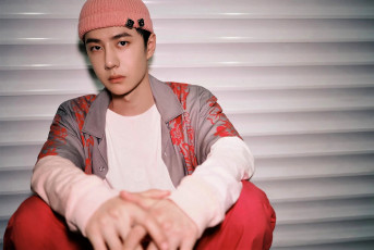 Картинка мужчины wang+yi+bo шапка рубашка жалюзи