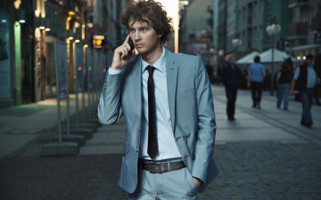 Картинка мужчины -unsort костюм галстук телефон