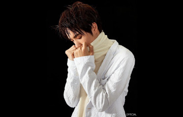 Картинка мужчины wang+yi+bo актер певец пиджак свитер