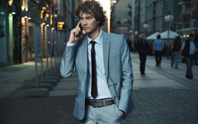 Обои картинки фото мужчины, -unsort, костюм, галстук, телефон