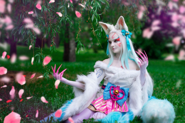 Обои картинки фото девушки, kirdjava, ари, лепестки, деревья, трава, костюм, образ