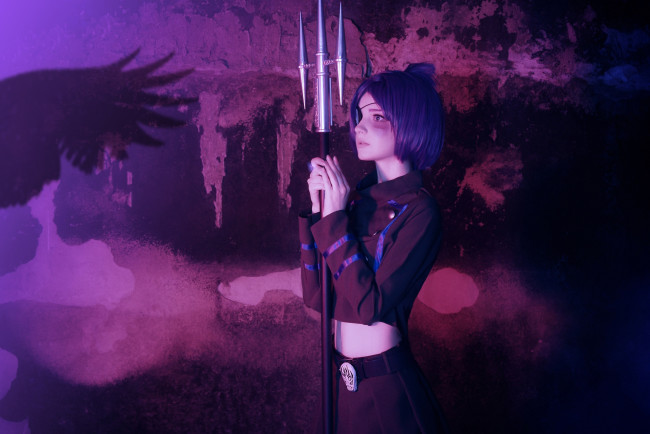 Обои картинки фото девушки, kirdjava, форма, оружие, стена, образ