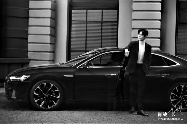 Обои картинки фото мужчины, xiao zhan, актер, костюм, машина, ауди, здание