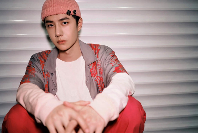 Обои картинки фото мужчины, wang yi bo, шапка, рубашка, жалюзи