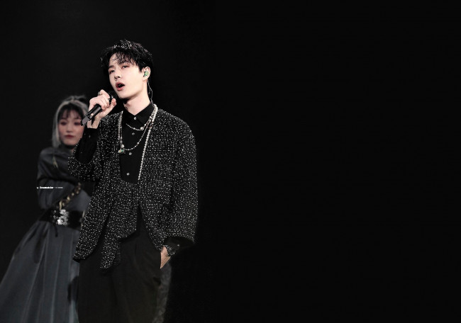 Обои картинки фото мужчины, wang yi bo, актер, певец, танцор, микрофон, сцена