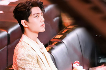 Картинка мужчины xiao+zhan актер пиджак кресла зал