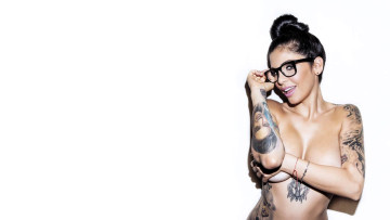 Картинка девушки -+брюнетки +шатенки брюнетка очки грудь тату