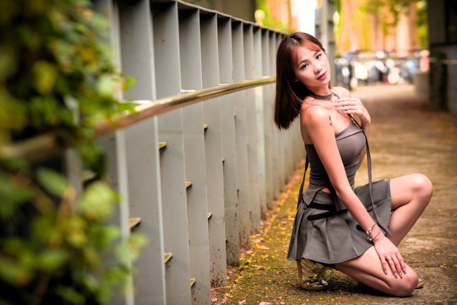 Обои картинки фото девушки, - азиатки, шатенка, топ, юбка, листья, ограда