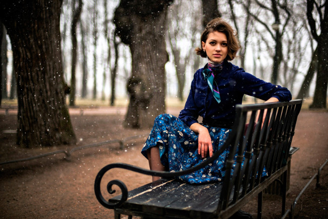 Обои картинки фото девушки, - брюнетки,  шатенки, шатенка, жакет, юбка, скамейка, парк, деревья