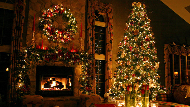 Обои картинки фото праздничные, новогодний, очаг, камин, ель, украшения, тюльпаны