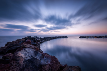 Картинка природа побережье вечер тучи камни дамба море небо