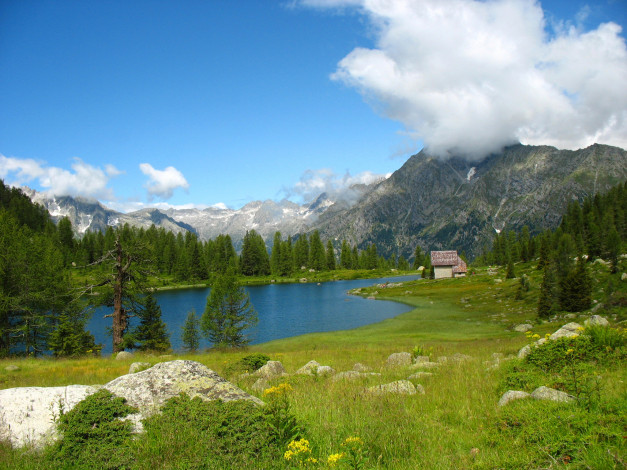 Обои картинки фото природа, реки, озера, италия, небо, облака, деревья, камни, дом, долина, горы, озеро