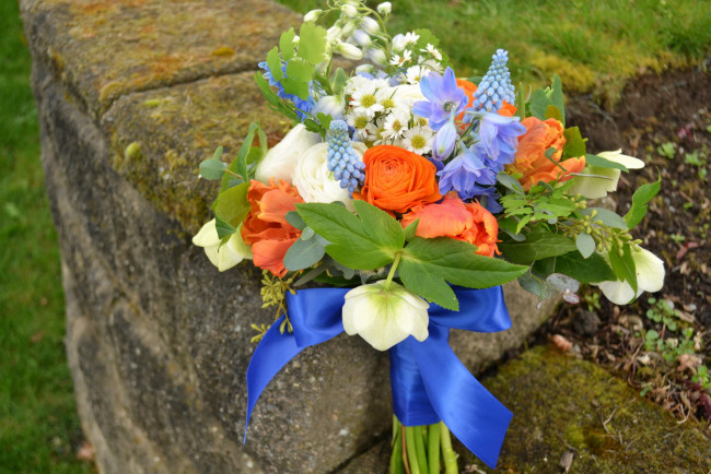 Обои картинки фото цветы, букеты,  композиции, тюльпаны, колокольчики, ромашки, морозник, розы, букет