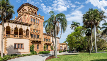 Картинка города -+здания +дома вилла пальмы дорожка