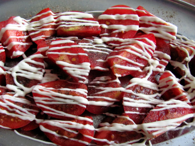 Обои картинки фото еда, помидоры, закуска, майонез