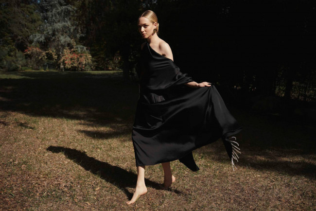 Обои картинки фото девушки, amanda seyfried, девушка, взгляд, фон, amanda, seyfried