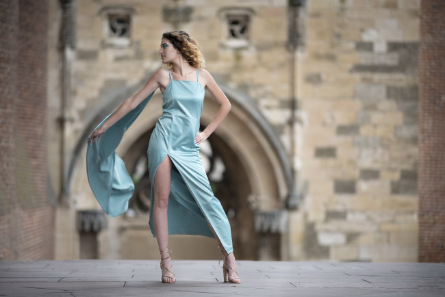 Обои картинки фото девушки, -unsort , блондинки,  светловолосые, модель, платье, вырез, макияж