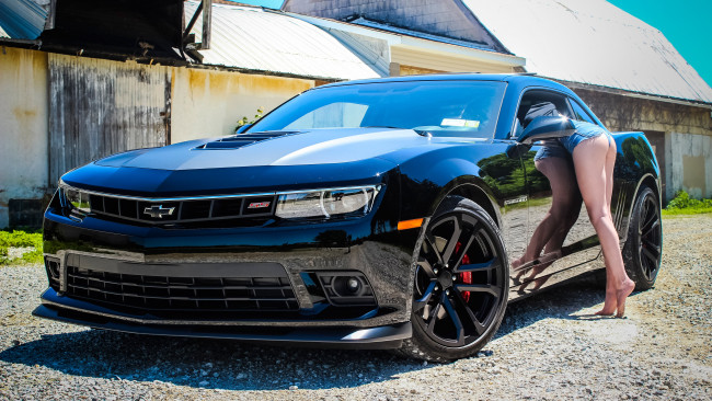 Обои картинки фото автомобили, -авто с девушками, chevrolet, camaro, ss