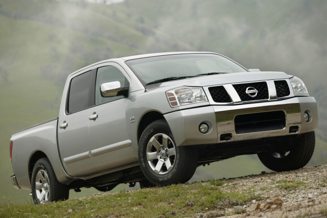 Обои картинки фото автомобили, nissan, datsun, ниссан, серебристый, пикап, склон