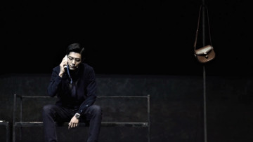 Картинка кино+фильмы a+dream+like+a+dream пациент 5 скамейка очки телефон сумочка