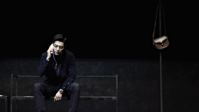 Обои картинки фото кино фильмы, a dream like a dream, пациент, 5, скамейка, очки, телефон, сумочка