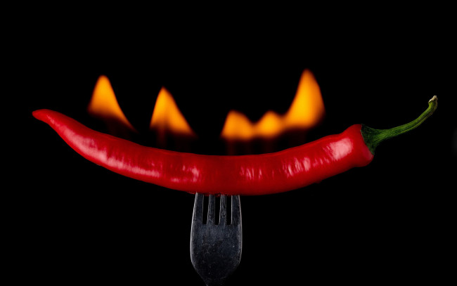 Обои картинки фото еда, перец, вилка, стручок, красный, острый, огонь