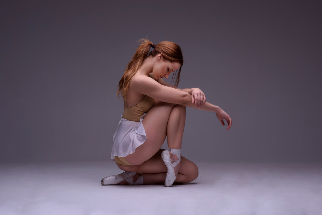 Обои картинки фото девушки, - брюнетки,  шатенки, девушка, женщина, шатенка, темноволосая, сексуальная, модель, звезда, обувь, одежда, бельё, колготки, чулки, аксессуары, и, множество, всяческих, елементов, на, картинке, фотографий, изображении