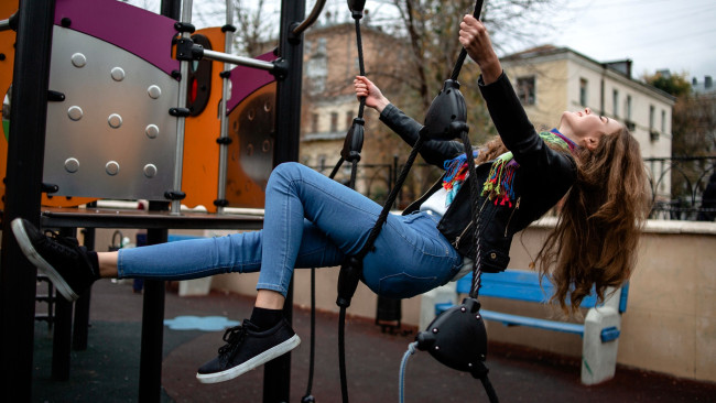 Обои картинки фото девушки, ксана станкевич, шатенка, куртка, шарф, джинсы, площадка, качели