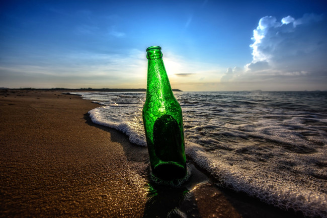 Обои картинки фото разное, предметы быта, бутылка, море, берег, пляж, пена, небо, облака